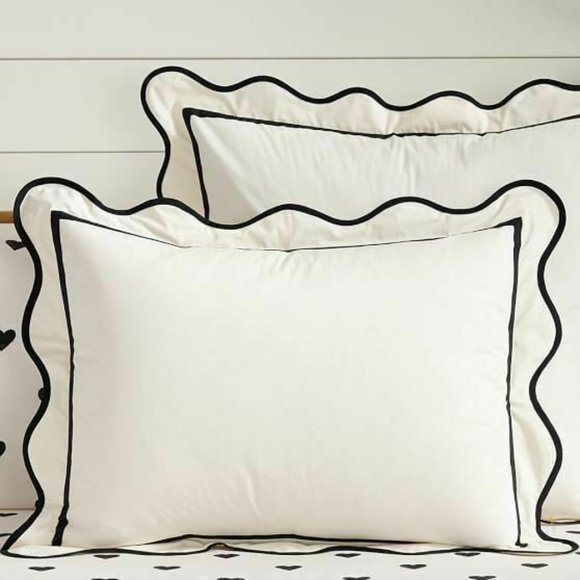 Pottery Barn Teen Other - Pottery Barn Emily & Meritt Scallop Pillowcase